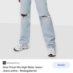 Jeans från Gina Tricot med hål i. Ska flytta så vill bli av med snabbt 😇 Storlek 38