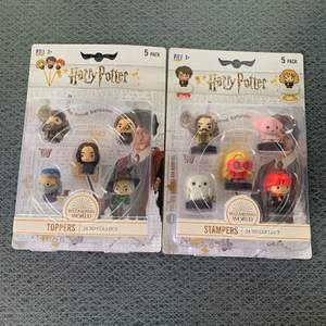 Harry Potter stamps och toppers (som man har på pennor). Aldrig öppnade. 1 för 60 eller båda för 110!