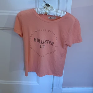 HOLLISTER tröja peach färg - Sliten, men hyfsat skön.