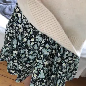 Verkligen skitsöt kjol från zara perfekt nu till sommaren💕Aldrig använt och i perfekt skick!! Bud uppe i 150kr!!