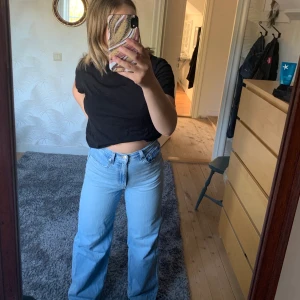 Levis jeans  - Detta är ett par vida jeans från levis. Jätte fina o bekväma men inte alls kommit till användning. Köpte dessa för 899kr. Intresserad, kontakta mig💕