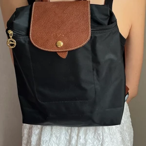 En svart fin LongChamp ryggsäck/väska💗  - En äkta LongChamp ryggsäck som har andvänts 1 gång, nästan helt ny och är i ett riktigt bra skick💗 Orginalpriset var ca 1130 kr ☀️ 