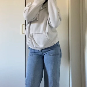 Blåa jeans  - Säljer dessa blåa jeans som jag fått som present när jag fyllde år föra fredag. Den kom med ingen kvitto o det står inte heller märke på. Gissar på att ordinarie priset var 400+ men säljer endast för 235kr +frakt. 