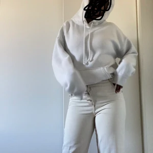 Beiga jeans  - Säljer dessa alldeles nya beiga jeans som mamma köpt till mig när hon var i  Gran Canaria märket är Denim woman och är i storlek 38. Inga defekter och är endast testade. (Ordinarie pris 350) men säljer för 205+ frakt. Säljer då jag har en liknande hemma 💞