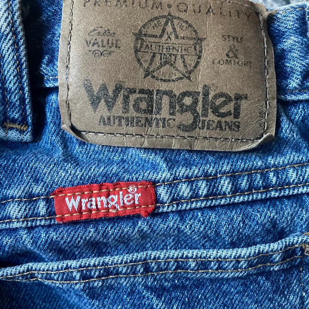 Wrangler-jeans, köpta secondhand och avklippta till shorts av mig. Detta är inte perfekt gjort så man kanske får ta nån cm till om man vill ha det jämnt. Strl 36 waist, lite mörkare blå färg, och mkt fint skick. Möts i GBG eller köpare betalar frakt! 🥰. Shorts.