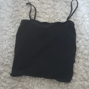 Topp - En vanlig svart topp som har använts en gång pga att den är för liten. Storlek XS