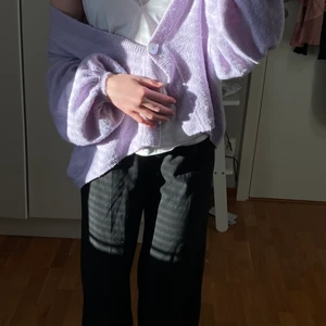 Kofta  - Supersöt, ljuslila kofta. Den sitter verkligen superfint vid ärmarna och kan hänga lite sött över axeln. Denna passar inte riktigt min stil längre, men har ÄLSKAT den. Fungerar perfekt till i sommar. Enda defekten är att den är lite nopprig men annars gullig💕😩