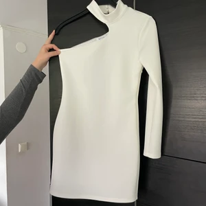 Klänning NLYONE - Vit one shoulder klänning, perfekt till studenten eller avslutningen. Storlek M & köpt på Nelly för flera år sedan. Endast använd någon enstaka gång. Kan skickas då köparen står för frakten.