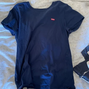 Levi’s tröja XS - Fin marinblå tröja från Levi’s i storlek XS, mycket bra skick.  Köparen väljer frakt
