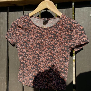 GINA SOMMARTOPP - Använd ca 1 gång dvs i mycket gott skick! Strl S men passar mer XS. Kort i längden 🌷🌷🌷 