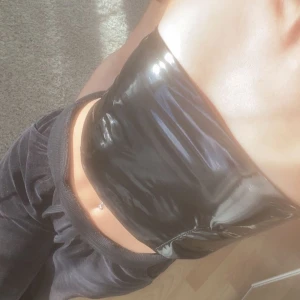 svart lacktopp från bikbok - säljer denna svarta lacktopp från bikbok då den tyvärr är för stor på mig): det är en gummirand ovanför brösten så den inte ska åka ned!🥰  använd någon enstaka gång❣️ den är i storlek M men skulle nog säga att den är ganska liten så den passar nog mer S