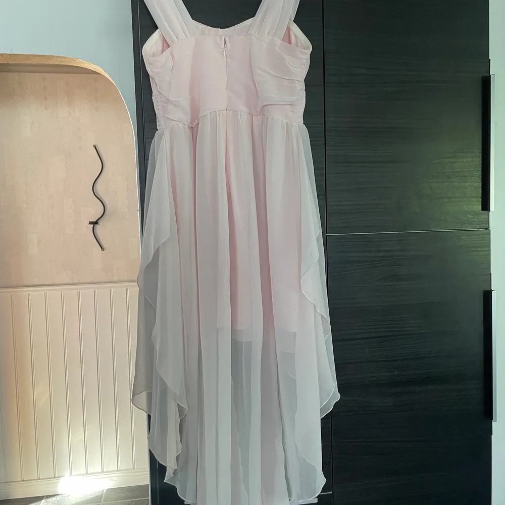 Ljusrosa klänning från bodyflirt i storlek 38. Klänningen är i väldigt fint skick och har bara använts 1 gång. Kan skickas då köpare står för frakt.. Klänningar.