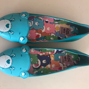 Iron Fist Care Bear Flats - Suuuper söta Care Bear skor från Iron Fist. Så bra material, aldrig använda på grund av för små 🙁 Storlek 38 men passar 37 också! Nypris ca 600. Köparen betalar för frakt 🌸