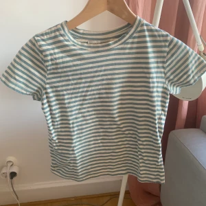 Randig tröja - Säljer min randiga tröja från Pull&Bear😍✨ den är ganska populär, andvänd lite snålt, storlek S men liten i storleken så passar mindre. Köpte för 100kr. Säljer för 50kr😍✨❤️🤩