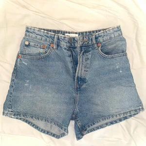 Jeansshorts  - Ljusa jeansshorts i denim.  Medelhög midja och lite vidare modell