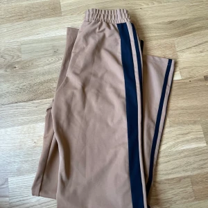 Byxor från Gina  - Byxor från Gina tricot. Aldrig använda. 