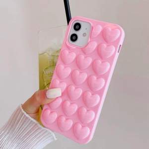 Jättegulligt rosa mobilskal med hjärtan på, aldrig använt!💗