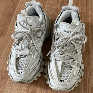 Balenciaga track - Äkta Strl 37 köpta för två år sedan tror jag?  kartong finns ej. Ej använda mycket köpta för 7400