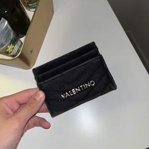 Äkta Valentino korthållare i svart sammet, gott skick. 2 fack av varje sida och en i ”mitten” pris: 200kr