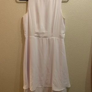 Vit chiffong klänning By Jeppsson xs-s - En vit Jeppsson chiffong klänning. St 170/176( passar xs-s) Använd 1 gg ett par timmar.  Knappar i ryggen. Lite skrynklig på bilden. Såg att det ser ut som ett veck fram men det är det inte. Underkjol så det inte syns igenom något. Frakten bestämmer vi tillsammans. 