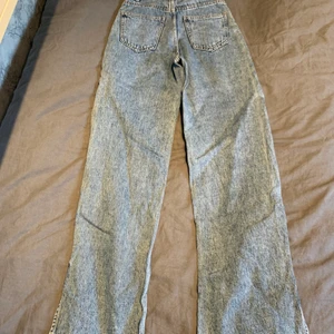 Högmidjade jeans i storlek xxs  - Använda ett par gånger, säljer dem pågrund av att dem är försmå 