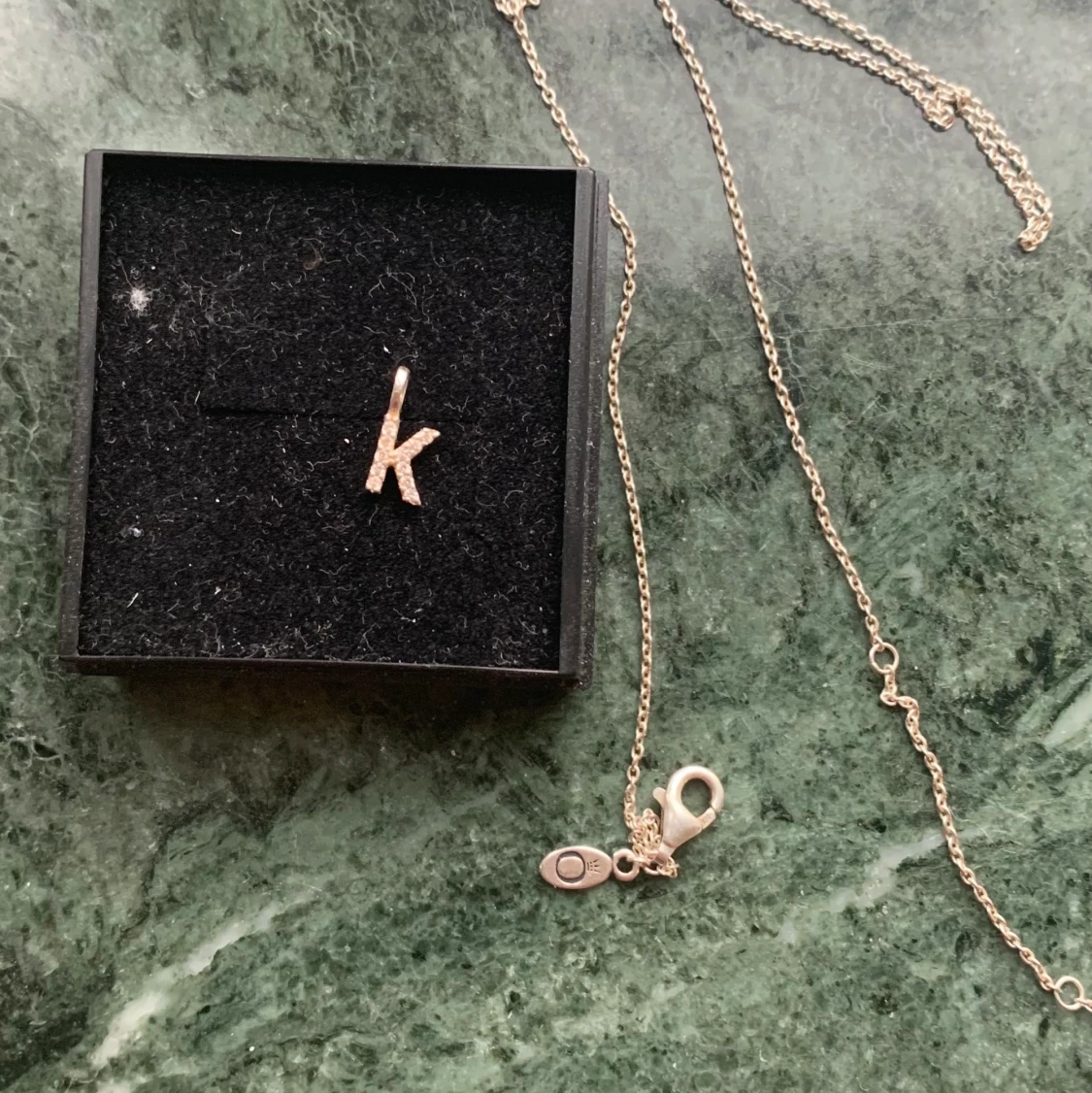 Bokstavs Berlock K, kedja Pandora