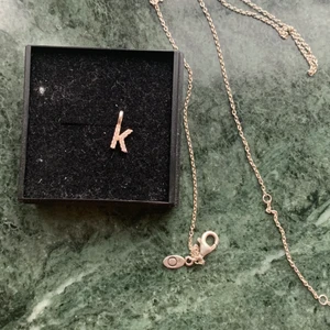 Bokstavs Berlock K, kedja Pandora  - En silvrig berlock i 925 sterling silver med bokstaven K, okänt märke. Styck pris: 80kr + 12kr frakt. Kedjan är ifrån Pandora och är också i 925 sterling silver. 100kr + 12kr frakt. Går att köpa tillsammans för 150kr + 12 kr frakt. ❤️