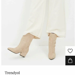 Boots  - Säljer dessa beiga boots från Zarlando. Skriv för egna bilder så löser jag det! Frakt ingår ej❤️