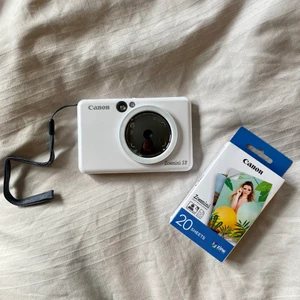 Canon Zoemini S2 - Instant mini kamera, som passar perfekt att ha i väskan! Den skriver smidigt ut bilder, och kan även kopplas med bluetooth till telefonen. Så den kan skriva ut bilder från ditt kameraalbum. Den har olika inställningar och en 8-megapixel kamera! Den är i nyskick, och du får med 20 nya sheets. Nypris på kameran är 1860kr och sheetsens nypris är 330kr. Säljes på grund av att den inte kommer till användning som jag hoppats på. Köpare står för frakt!💛
