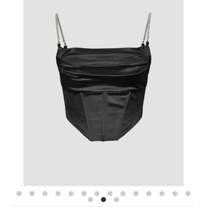 Svart satin korsettopp - Säljer denna svarta korsettoppen i stl M från Micas. Säljes då den ej passade mig. Aldrig använd, endast provad. Ord pris 29$. Kan mötas upp i Malmö annars så står köparen dör frakten 