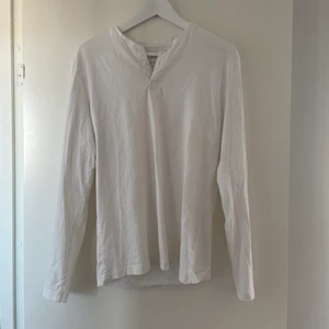 Vit farfarströja - Vit farfarströja från HM, i storlek M köpt från herravdelningen. Skönt bomullsmaterial och knappt använd! Passar perfekt till blåa jeans eller shorts på sommaren