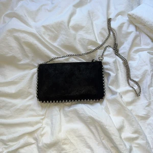 Svart väska från zara! - Säljer min svarta väska från zara. Väskan har många fina detaljer och bra utrymme. Säljer för 250 inklusive frakt!❣️