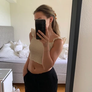 Topp med volang - Så fin topp från nakd med ”volangärmar”. Storlek 34 men skulle säga att den passar allt från 32 till 36💓