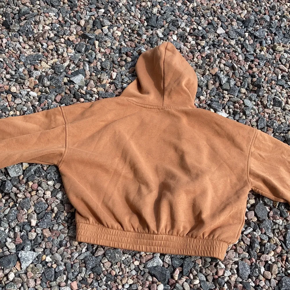 Brum hoodie från Gina tricot i storlek xs. Croppad och väldigt mjuk på insidan .  ❤️. Hoodies.