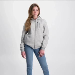 Sail racing  - Fin grå sail racing kofta som aldrig kommer till användning! Använd några gånger så den är i väldigt fint skick. Egens bilder kan absolut fixas bara skriv t mig då💞 nyprise 1000kr