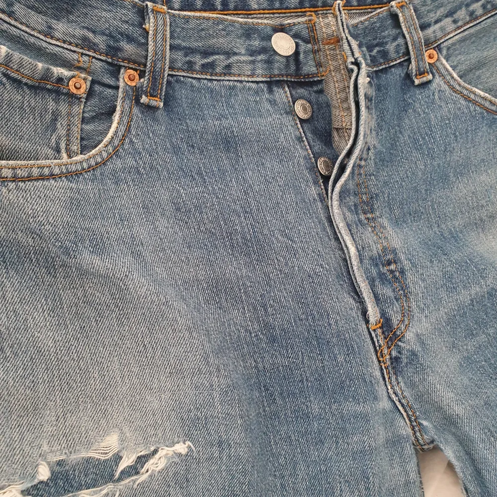 Säljer ett par vintage Levi's 501's med slitningar i storlek 34/32. OBS! Jeansen är altererade så vänligen se över specifikationerna! :) Innerbenslängd: 63,5 Cm, Midjemått: 87 Cm.. Jeans & Byxor.