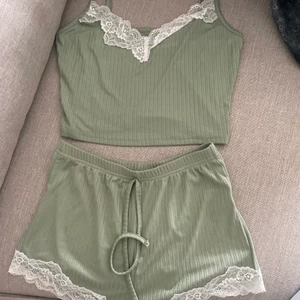 Jättefint Sovsett - Super snyggt oanvänt sov set i strl S. Ngt stor i strl, stretchigt material. 