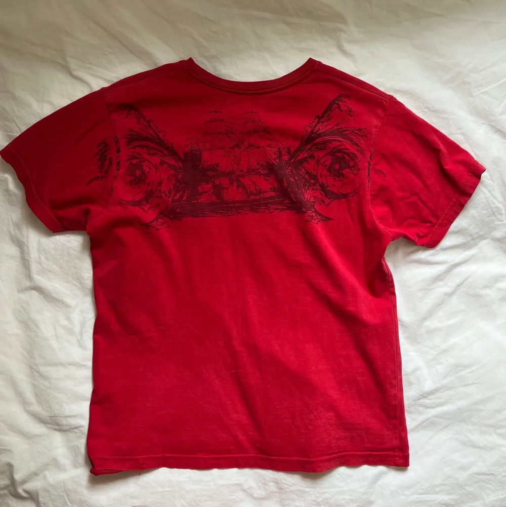 Cool T-shirt med döskalle tryck! Står ingen storlek i tröjan men den sitter typ som en S/M💗 . T-shirts.