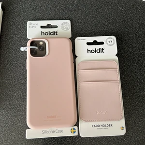 Mobilskal - Mobilskal och skärmskydd till iPhone 11 pro samt en korthållare. Säljer då jag köpte till fel mobil. Köpte allt för 500kr och allt är oanvänt. Säljer för 300kr💓🌸