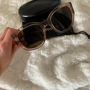 Carin Wester Biggies nya - Carin Wester solglasögon biggies. Helt nya. Aldrig använda, fick solglasögon med styrka instället.. Har bara legat i sitt fodral.  266:- inkl spårbar frakt, annan frakt som väljs av dig eller hämtas i Helsingborg