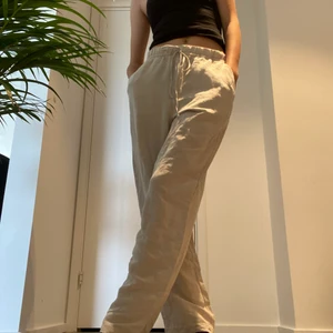 Linnebyxor!! - Superfina linnebyxor från hm som är helt slutsålda överallt helt nya med lappen kvar🤩 Om många är intresserade så kommer jag starta en budgivning men annars är det bara att kontakta mig. Byxorna är i S men kan passa XS-M beroende på längd😻 Om du är intresserad så kan jag skicka fler bilder!! Frakt tillkommer 