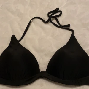 Bikini överdel storlek xs/s - Knyts runt ryggen och nacken, knappt använd, passar både xs och s