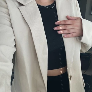 Ljus kavaj från hm - En ljus kavaj i storlek XS, passar perfekt till sommaren 🌼🌼🌼