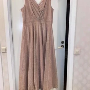 Festklänningar till salu - Säljer långa festklänningar som endast har använts under några timmar, bra skick och ser nya ut. Priserna varierar beroende på klänning även vid snabb affär.  klänningen i beige är i storlek 48,  ljusblå: 38/40,  vinröd: XXL (sjal i samma färg medföljer)
