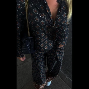 Sett från mango storlek.S - Så fint sett från mango i satin. Jättefint nu till sommaren att bara ha skjortan över bikini eller hela setet till middag. Funkar både fint nu i sommar och i höst. Aldrig använt!😋💘💘