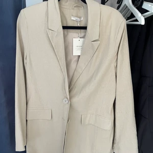 Linne kavaj - Säljer min helt oanvända linne kavaj från gina tricot🔥 storleken är 42 så den sitter lite oversized men passar en M🥰