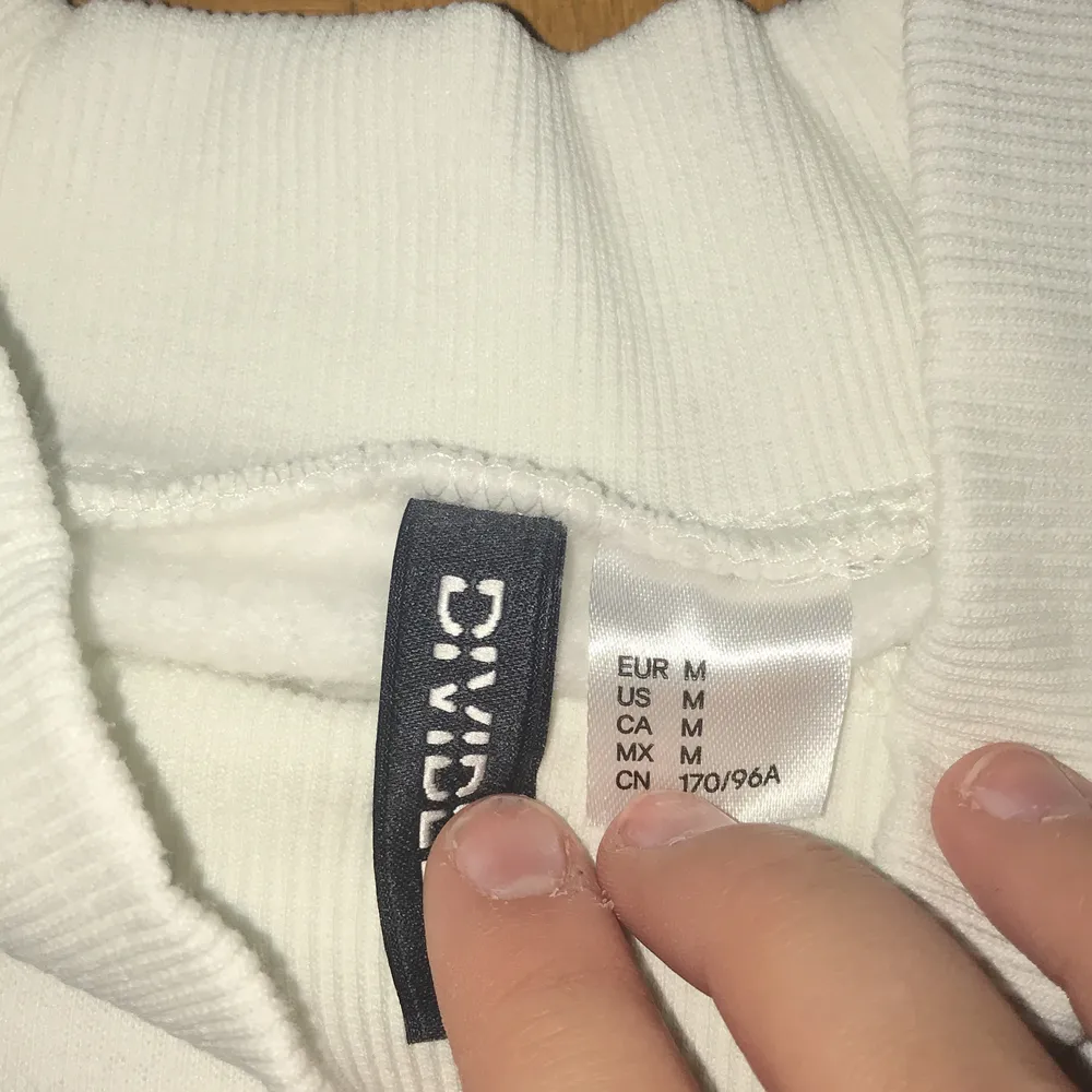 En tjock magtröja från h&m strl m Står på den karma&magic. Neuletakit & Villapaidat.