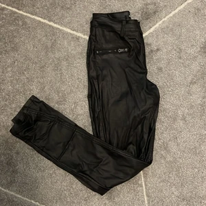 Fashion Union skinnjeans - Skinnimitation byxor med detaljer. Aldrig använda. Från Fashion Union i storlek 36.