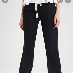 Roxy linnebyxor - ROXY LINNEBYXOR TILL SALU!!!! STORLEK S!!!! Köpta 2021, aldrig använda pga att de ej är min stil så de är nästan helt nya. Vill sälja för 300kr-400kr !!! Dm om intresserade…