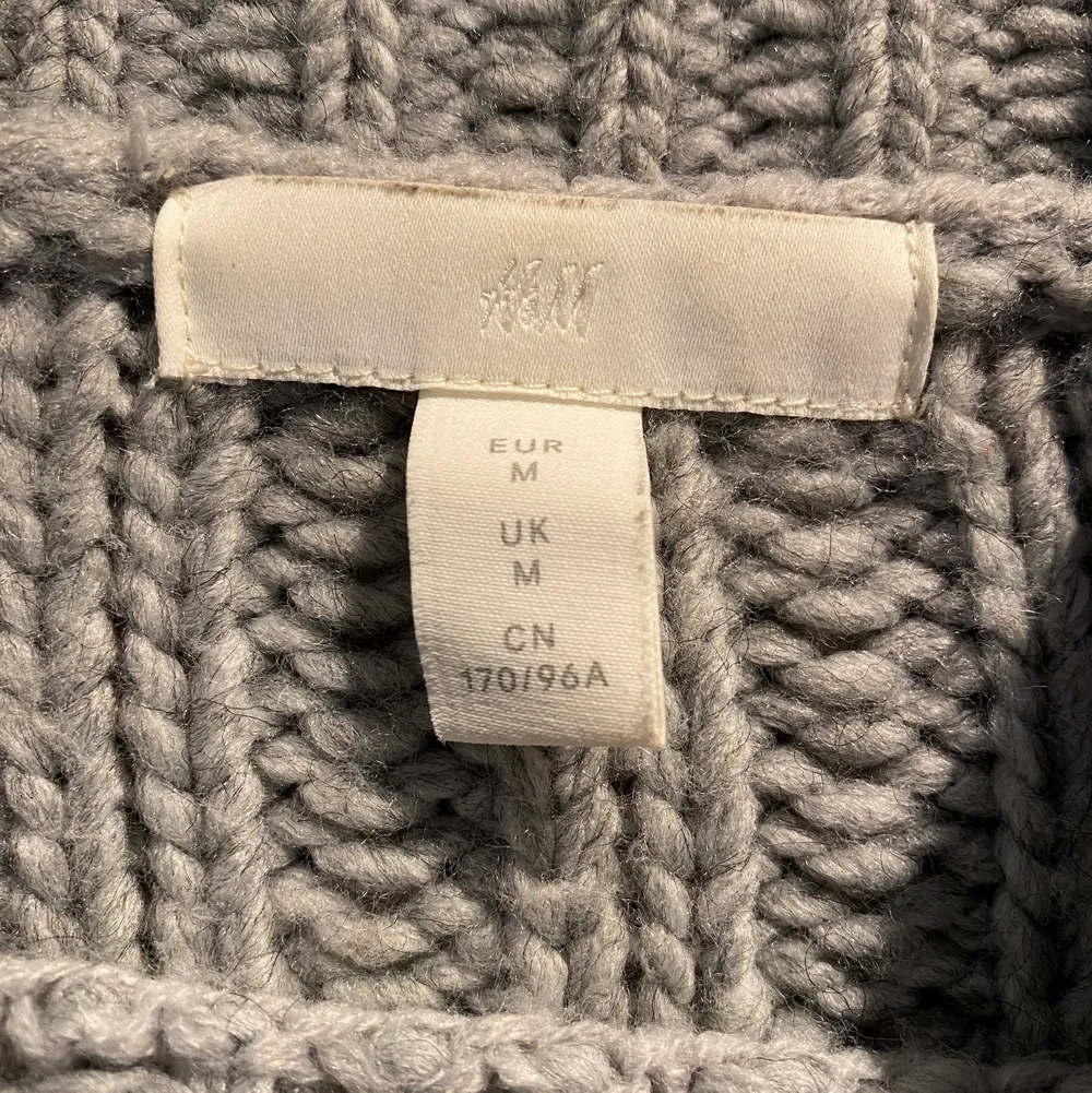 En basic grå stickad tröja från H&M i storlek M. Kommer inte nog till användning . Stickat.